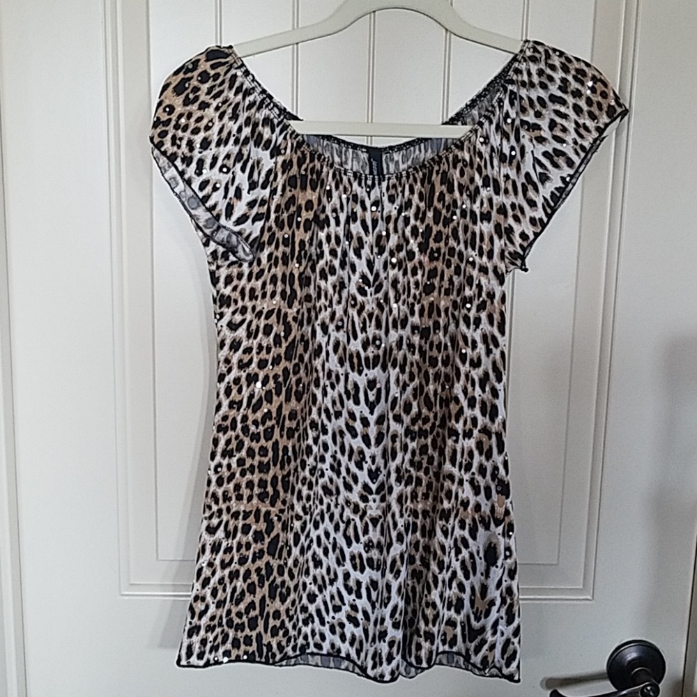Very flattering leopard print glitter top